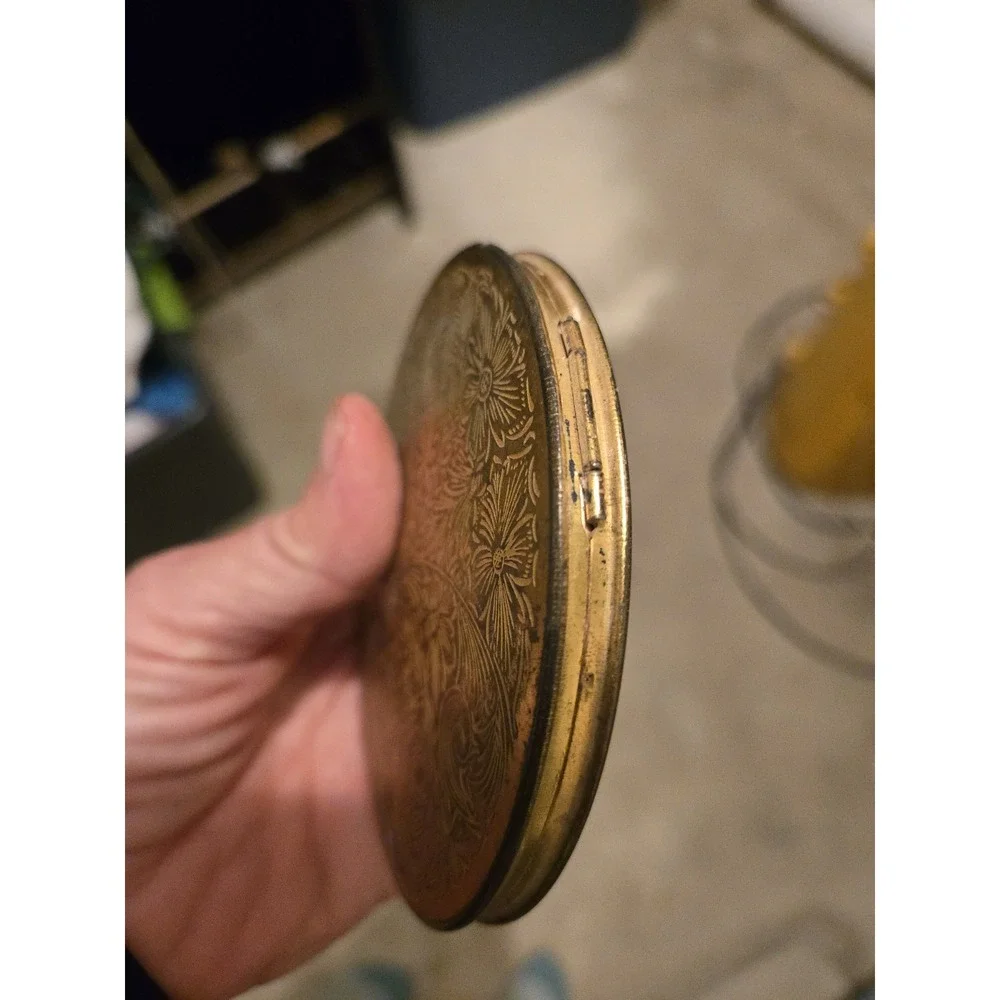 Vintage Compact Gold Tone Round Floral Engraved Powder w/ Mirror & Puff Patina